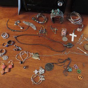 BUNCH OF RANDOM JEWELRY